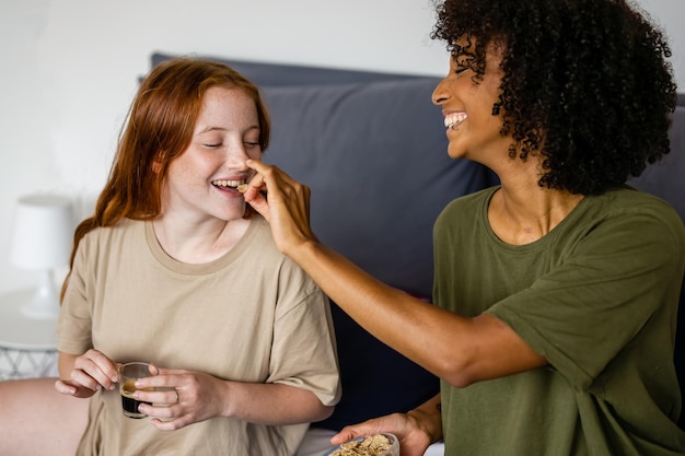 Petit-déjeuner romantique du matin d'un couple gay féminin, convivialité des lesbiennes, femmes amoureuses