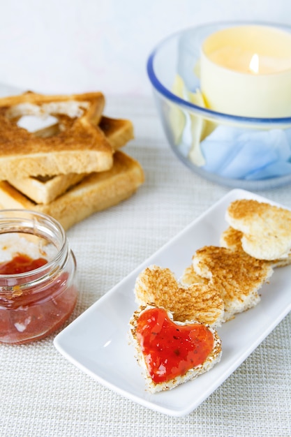 Petit déjeuner romantique avec du pain grillé et de la confiture