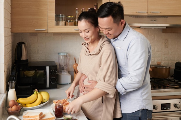 Petit déjeuner romantique à la maison