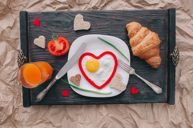 Petit déjeuner romantique avec œufs et légumes