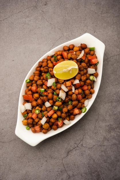 Petit-déjeuner de rue indien Chana Chaat également connu sous le nom de Chana Masala Chola Chana Chaat