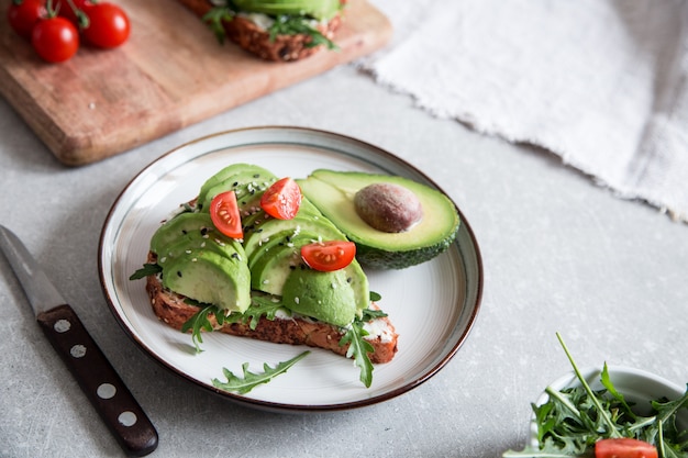 Petit-déjeuner sain avec avocat et délicieux pain grillé au blé complet. tranches d&#39;avocat sur du pain grillé aux épices. Cuisine mexicaine