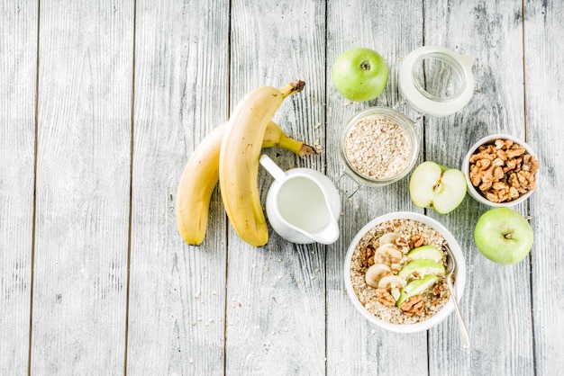 Petit-déjeuner sain à l'avoine avec noix et fruits