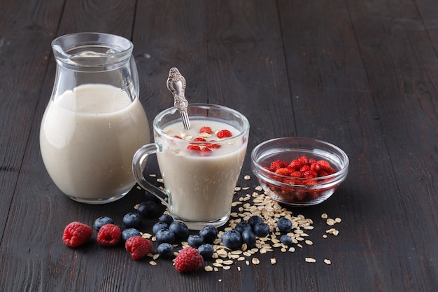 Petit déjeuner sain: avoine pendant la nuit avec des bleuets frais dans un bocal en verre