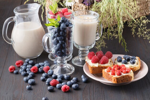 Petit-déjeuner sain, avoine pendant la nuit avec des bleuets frais dans un bocal en verre