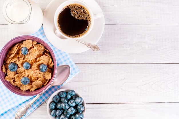 Petit-déjeuner sain, baies de café cornflakes et lait, avec gros plan vue de dessus de l'espace de texte