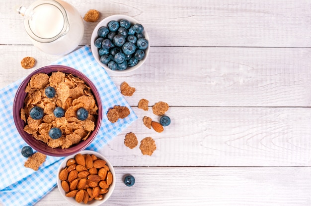 Petit-déjeuner sain, baies de cornflakes et lait, avec gros plan de l'espace de texte