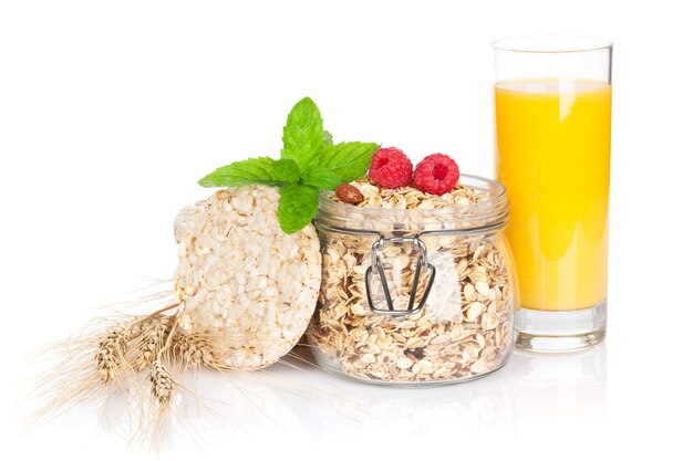 Petit-déjeuner sain avec des baies de muesli et du jus d'orange