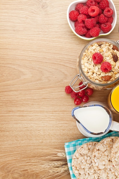 Petit-déjeuner sain avec des baies de muesli et du lait