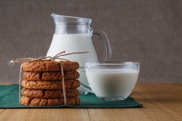 Petit-déjeuner sain. Biscuits à l'avoine avec du lait