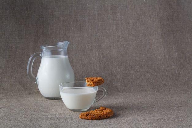 Petit-déjeuner sain. Biscuits à l'avoine avec du lait