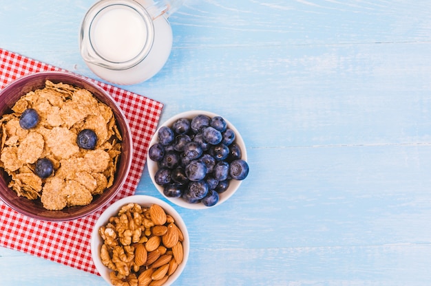 Petit-déjeuner sain, bleuets et lait de cornflakes, noix, amandes avec gros plan de l'espace de texte