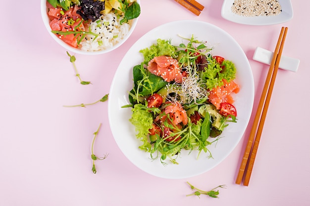 Petit-déjeuner sain. Bol de Bouddha avec riz, mangue, avocat et sandwich au saumon salmonnd à l'avocat