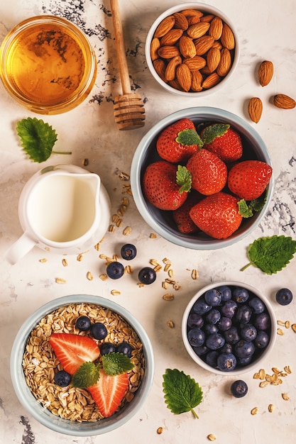 Petit-déjeuner sain - un bol de flocons d'avoine, de baies et de fruits