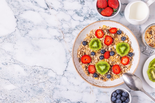 Petit-déjeuner sain, bol avec granola d'avoine et baies, vue de dessus.