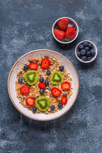 Petit-déjeuner sain, bol avec granola d'avoine et baies, vue du dessus.