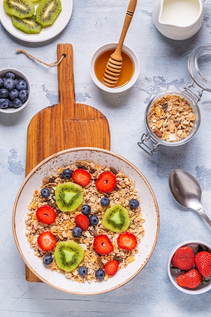 Petit-déjeuner sain, bol avec granola d'avoine et baies, vue du dessus.