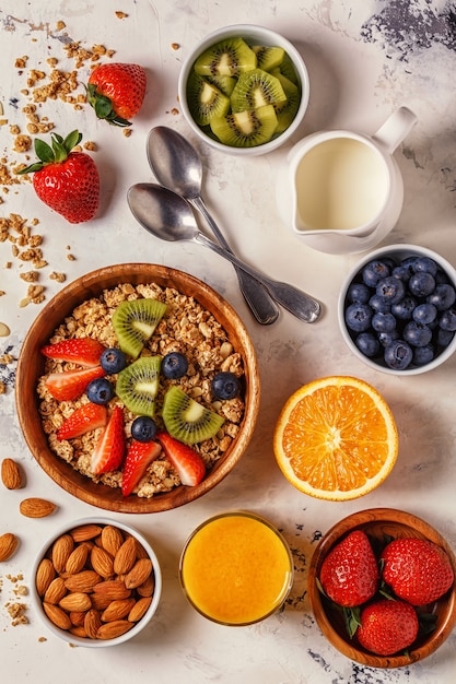 Petit-déjeuner sain - bol de muesli, de baies et de fruits