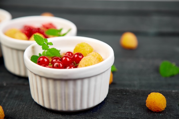 Petit déjeuner sain sur des bols blancs.