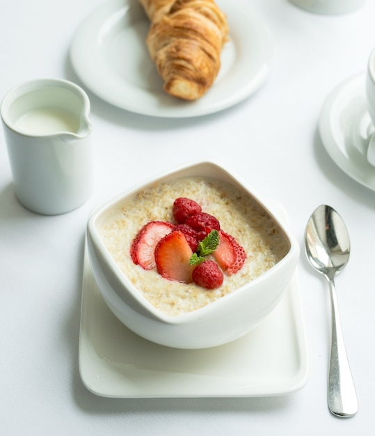 Photo petit-déjeuner sain avec bouillie d'avoine et baies fraîches. santé et alimentation.