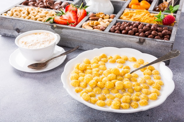 Petit-déjeuner sain avec café et céréales