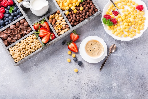 Petit-déjeuner sain avec café et céréales