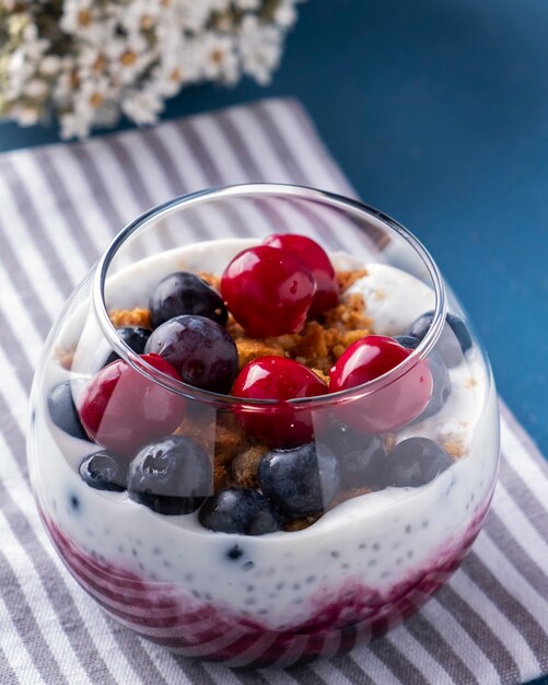 Petit-déjeuner sain Chia pudding et baies.