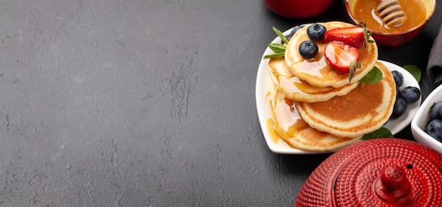 Photo petit-déjeuner sain avec crêpes et tisane