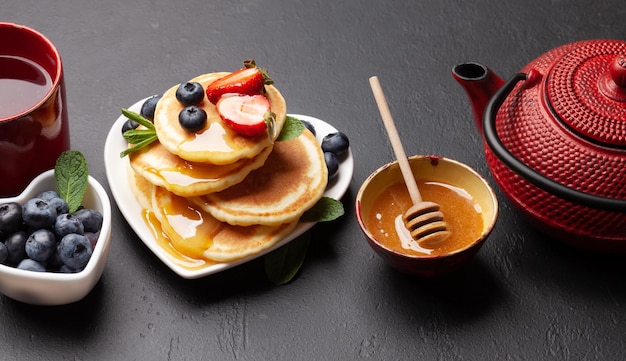 Petit-déjeuner sain avec crêpes et tisane