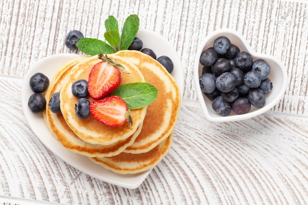 Petit-déjeuner sain avec des crêpes