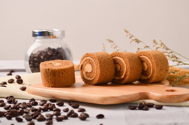 Petit-déjeuner sain avec croissant, café