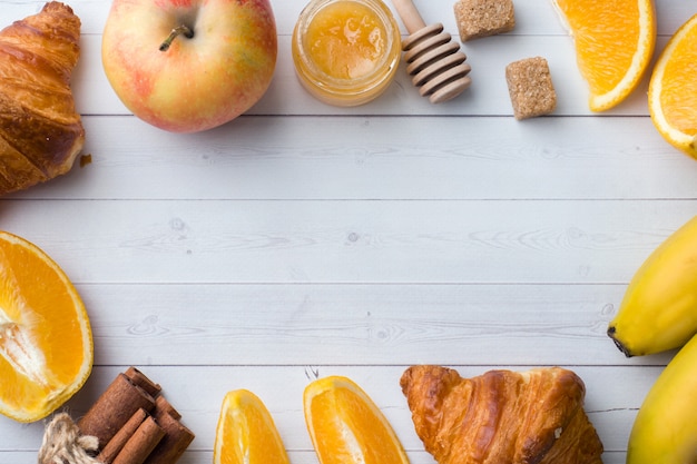Petit-déjeuner sain de croissants au café, lait, miel et fruits. Régime équilibré. copie espace