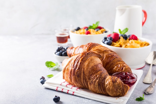 Petit-déjeuner sain avec des croissants