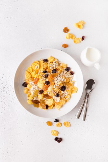 Petit-déjeuner sain, culture diététique. Granola frais, muesli aux raisins secs. Copier l'espace