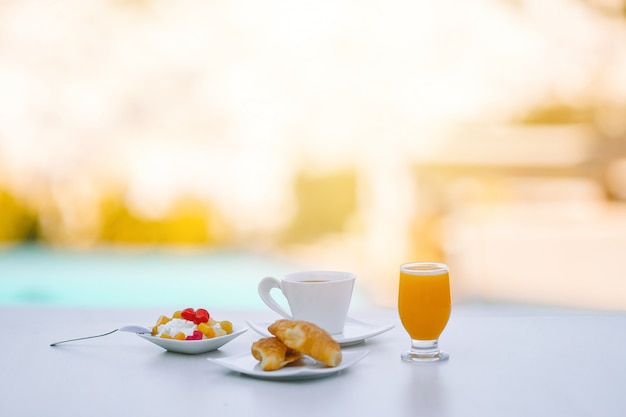 Petit-déjeuner sain dans un café en plein air le matin