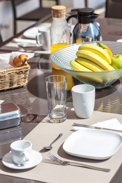 Un petit-déjeuner sain dans la cour. En été.