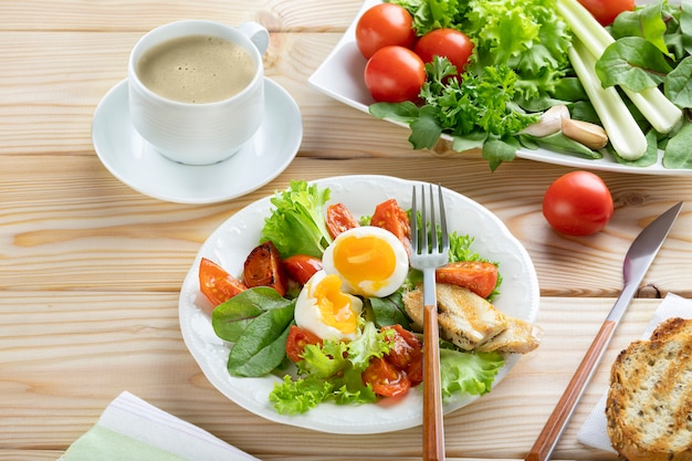 Petit-déjeuner sain dans un style européen ou américain avec des œufs durs, des légumes et des herbes. Copier l'espace