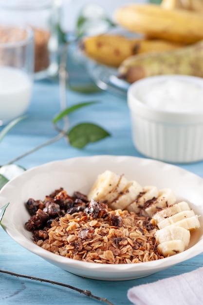 Petit déjeuner sain et délicieux, granola aux bananes et yaourt