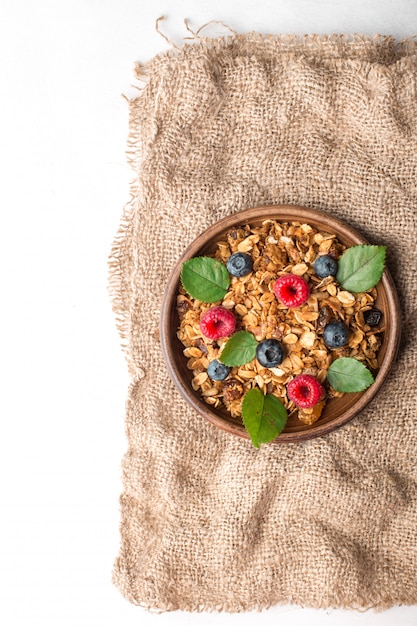 Petit-déjeuner sain avec du granola et des baies sur fond blanc