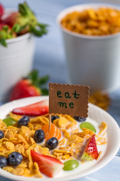 petit-déjeuner sain avec du muesli et des fruits