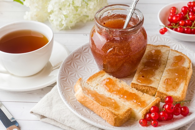 Petit-déjeuner sain avec du pain grillé, de la confiture et des groseilles