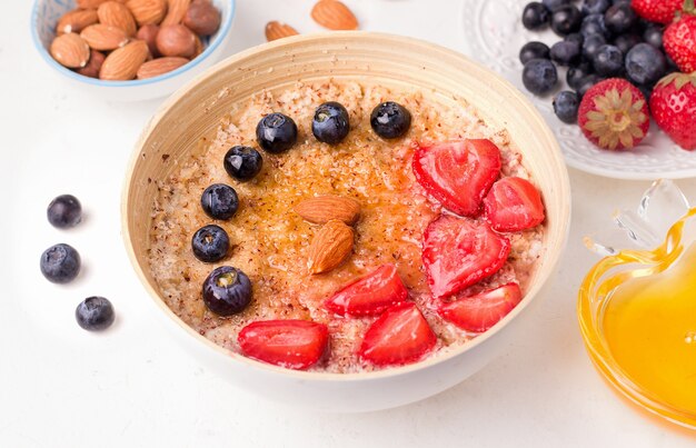 Petit-déjeuner sain avec du porridge et des baies dans un bol