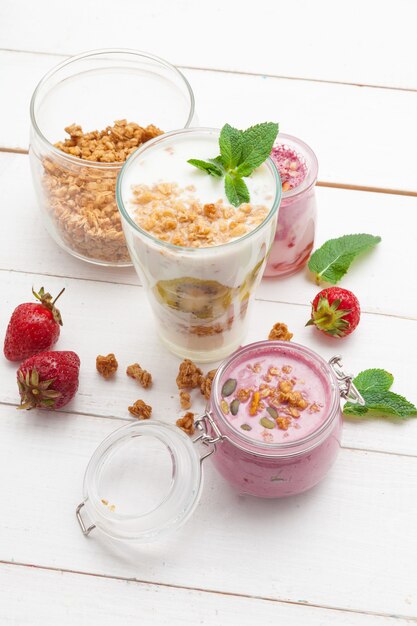 Petit-déjeuner sain avec du yaourt, du granola et des fraises