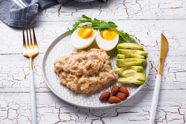 Petit déjeuner sain et équilibré dans l'assiette