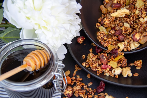 Petit-déjeuner sain. Granola au miel sur plaque noire.