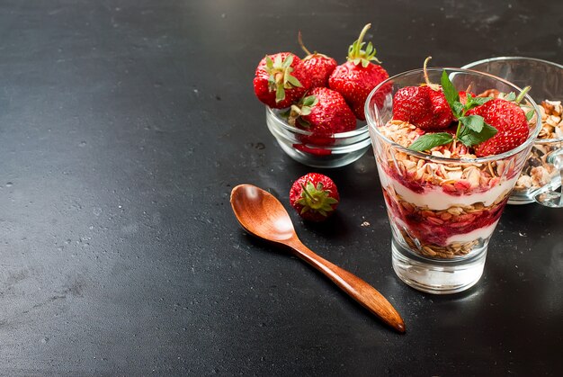 Petit-déjeuner sain. Granola aux fraises, miel, noix,