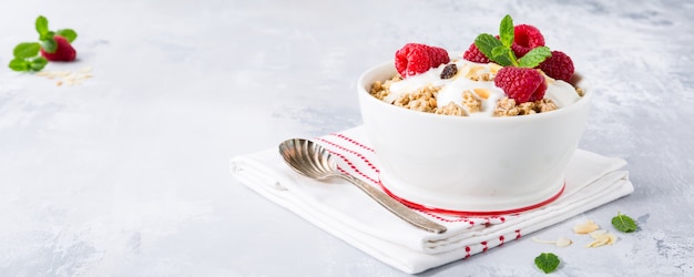 Petit-déjeuner sain avec granola et baies