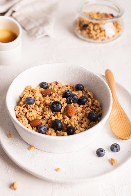Petit-déjeuner sain avec granola croustillant aux bleuets dans un bol blanc