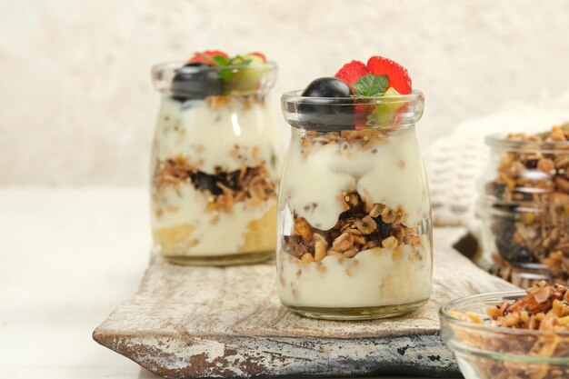 Photo petit déjeuner sain granola délicieux avec des fruits et du yogourt nourriture végétarienne saine avec des fibres