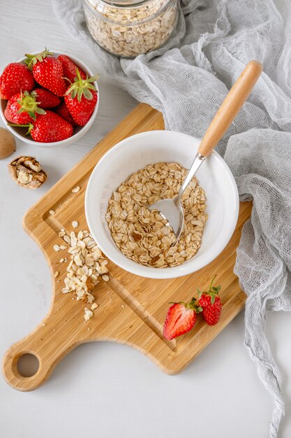 Petit déjeuner sain de granola et de fruits